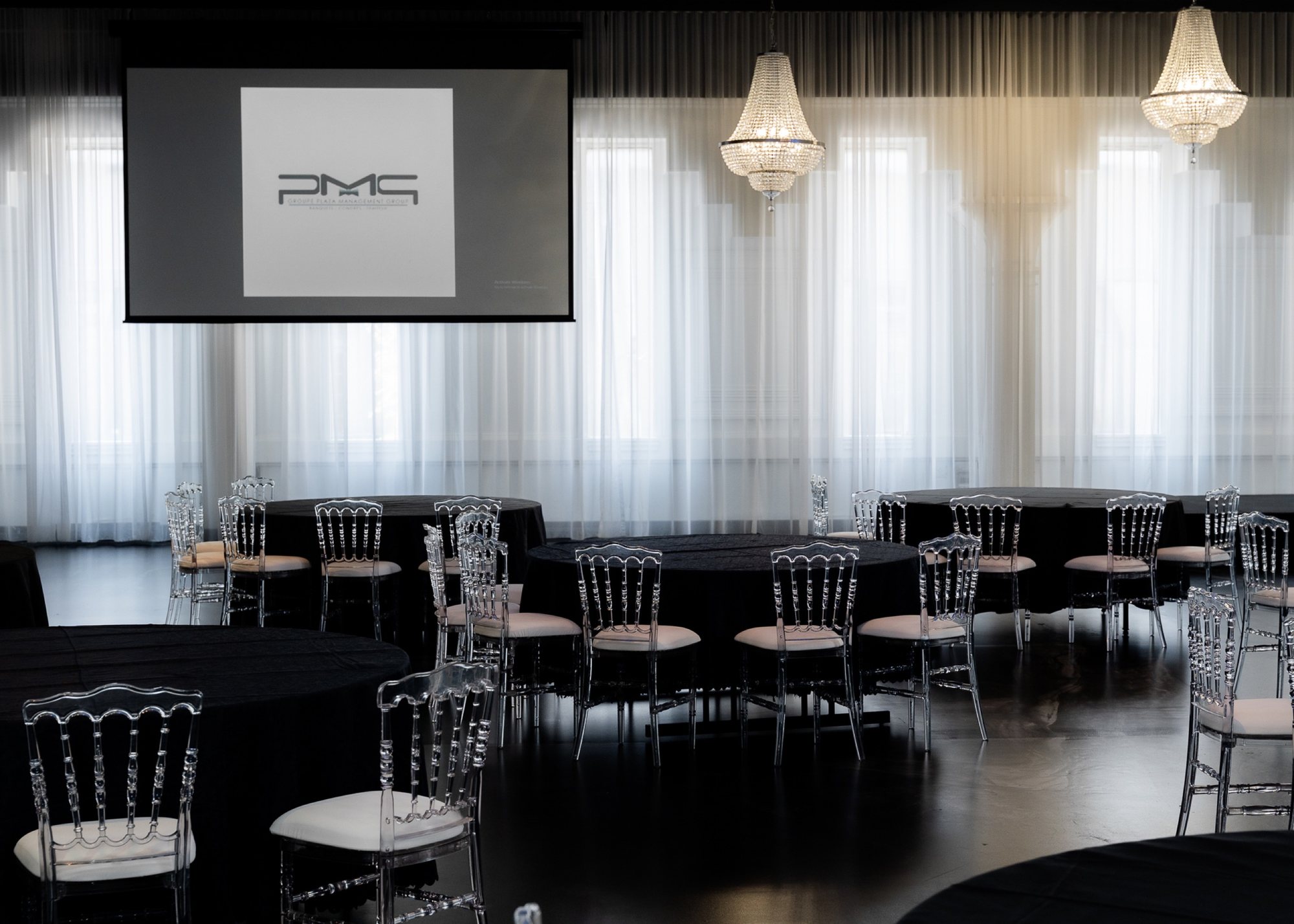 Salle aménagée avec tables pour un banquet corporatif