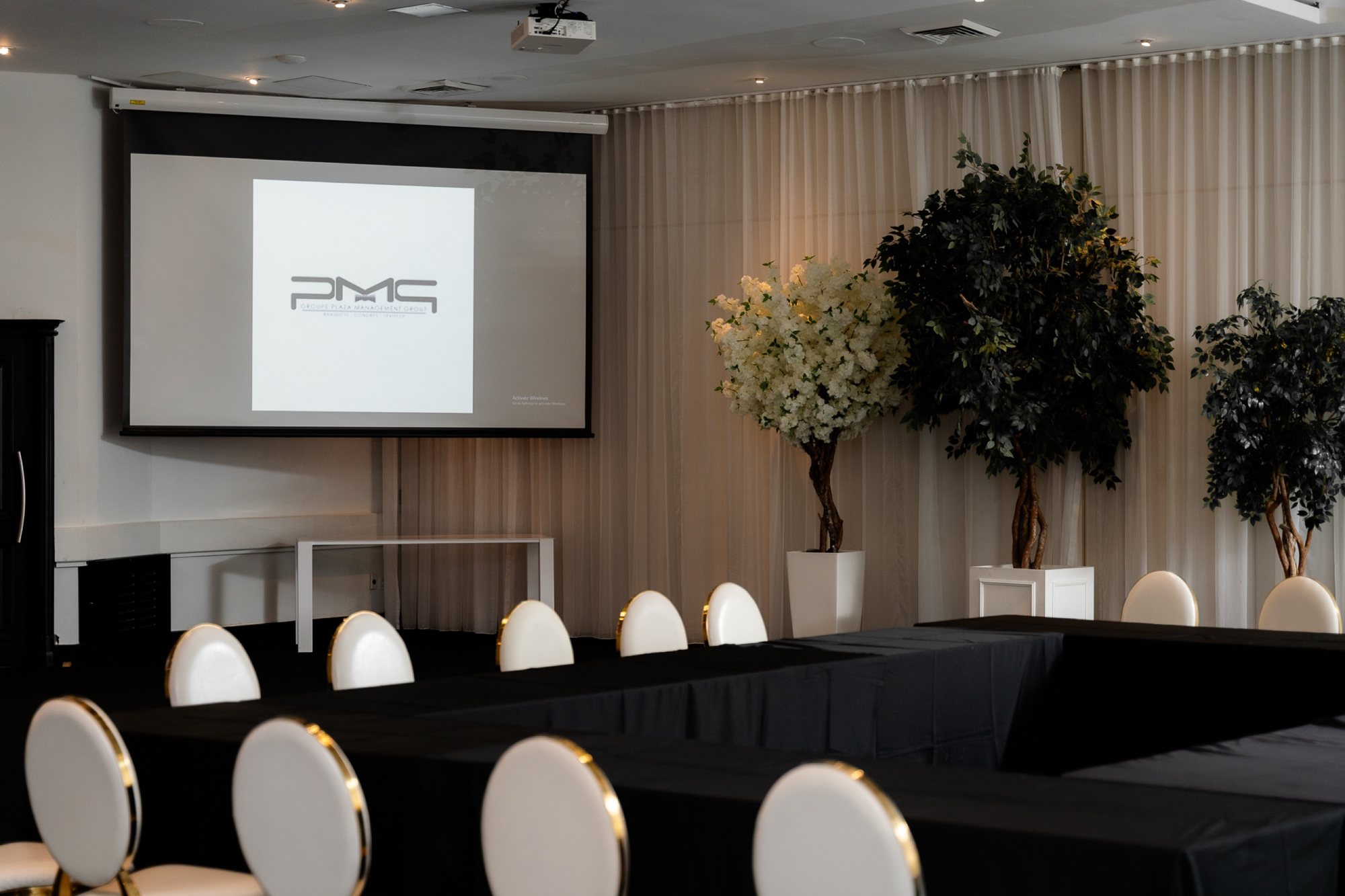 Salle aménagée avec tables pour une réunion d’affaires