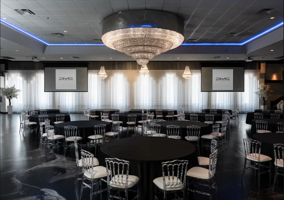Salle Sofia avec tables rondes et écrans