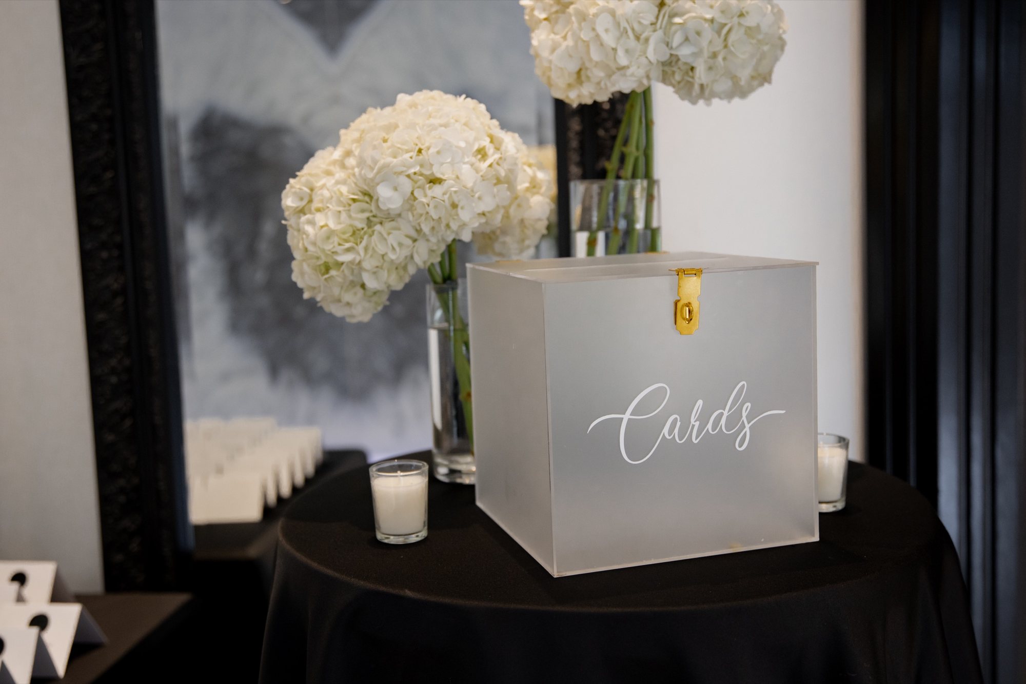Table d’accueil de mariage avec fleurs blanches