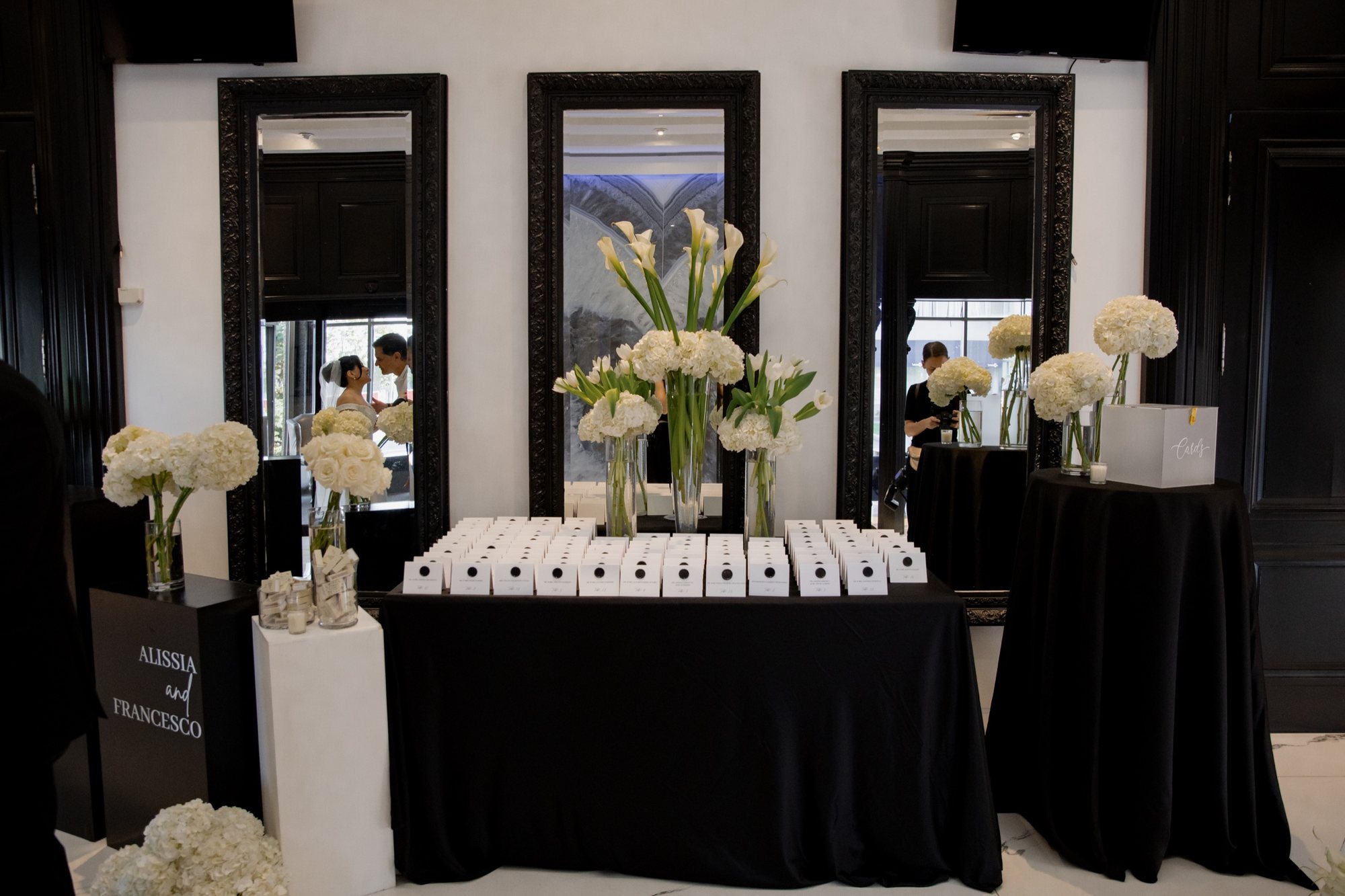 Décor d’accueil de mariage avec fleurs blanches