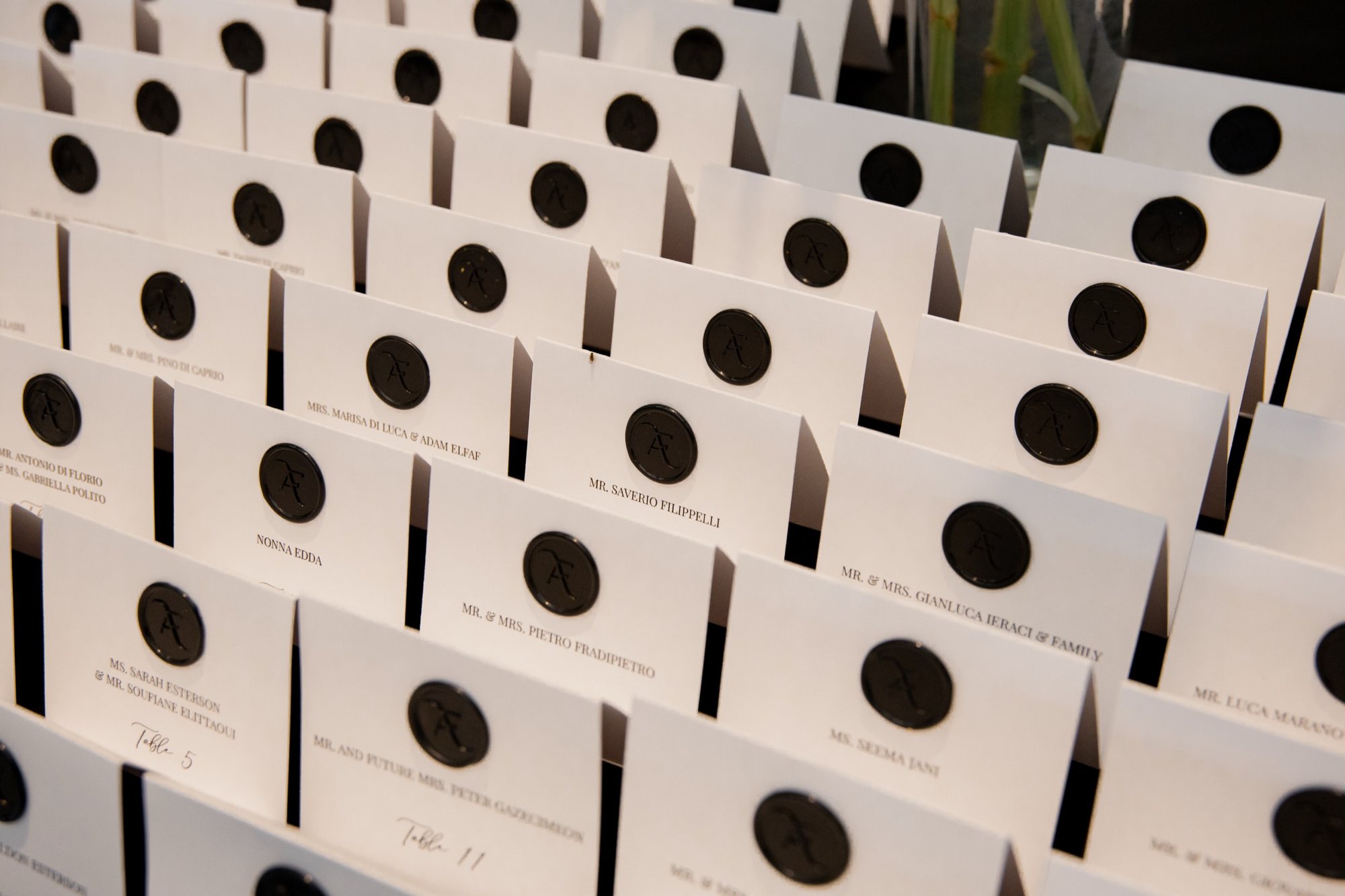 Décor d’accueil de mariage avec fleurs blanches