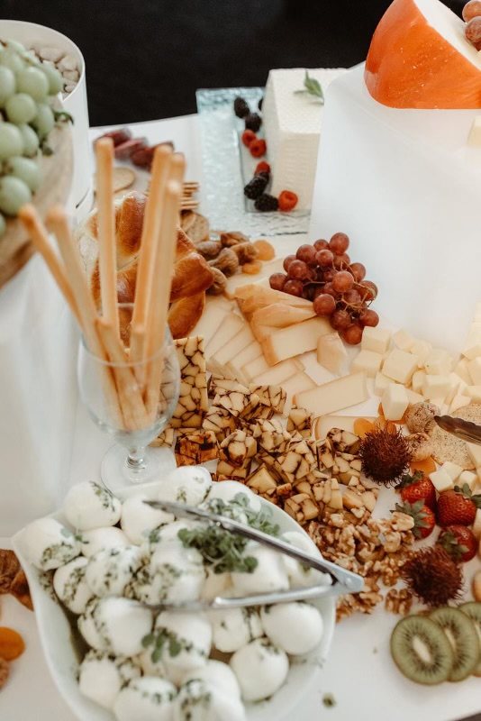Présentation de fromages, fruits et bouchées sur un buffet