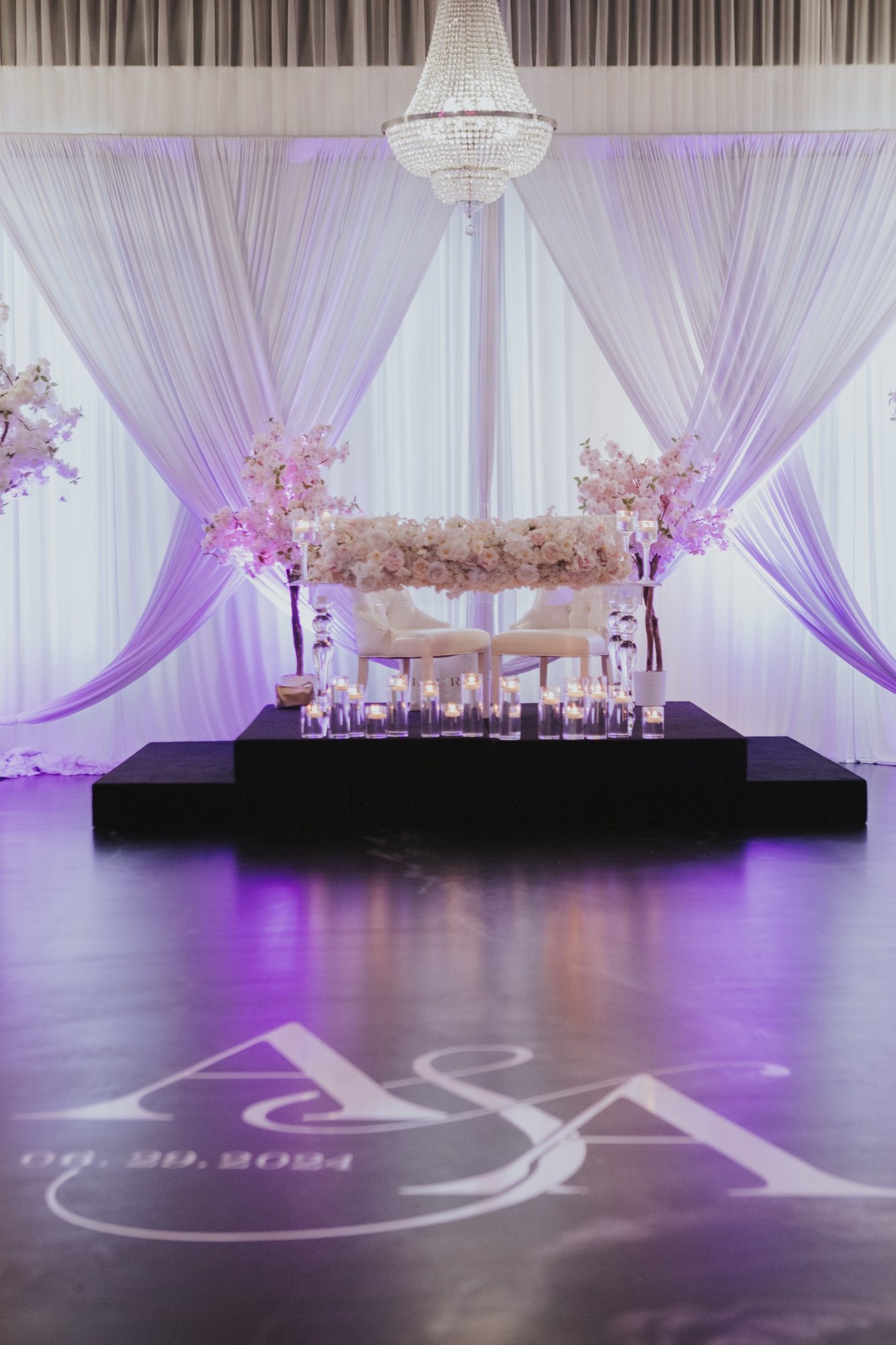 Décor de réception rose avec fleurs et tentures
