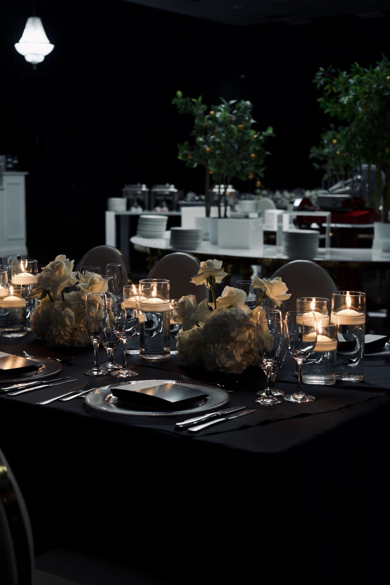 Détail de table avec vaisselle, verrerie et bougies